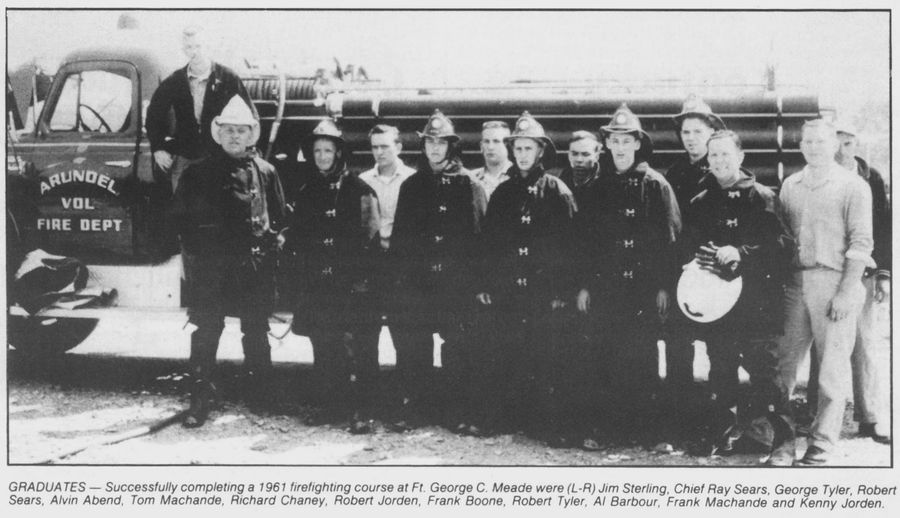 Graduates of the 1961 firefighting course, in front of the engine.